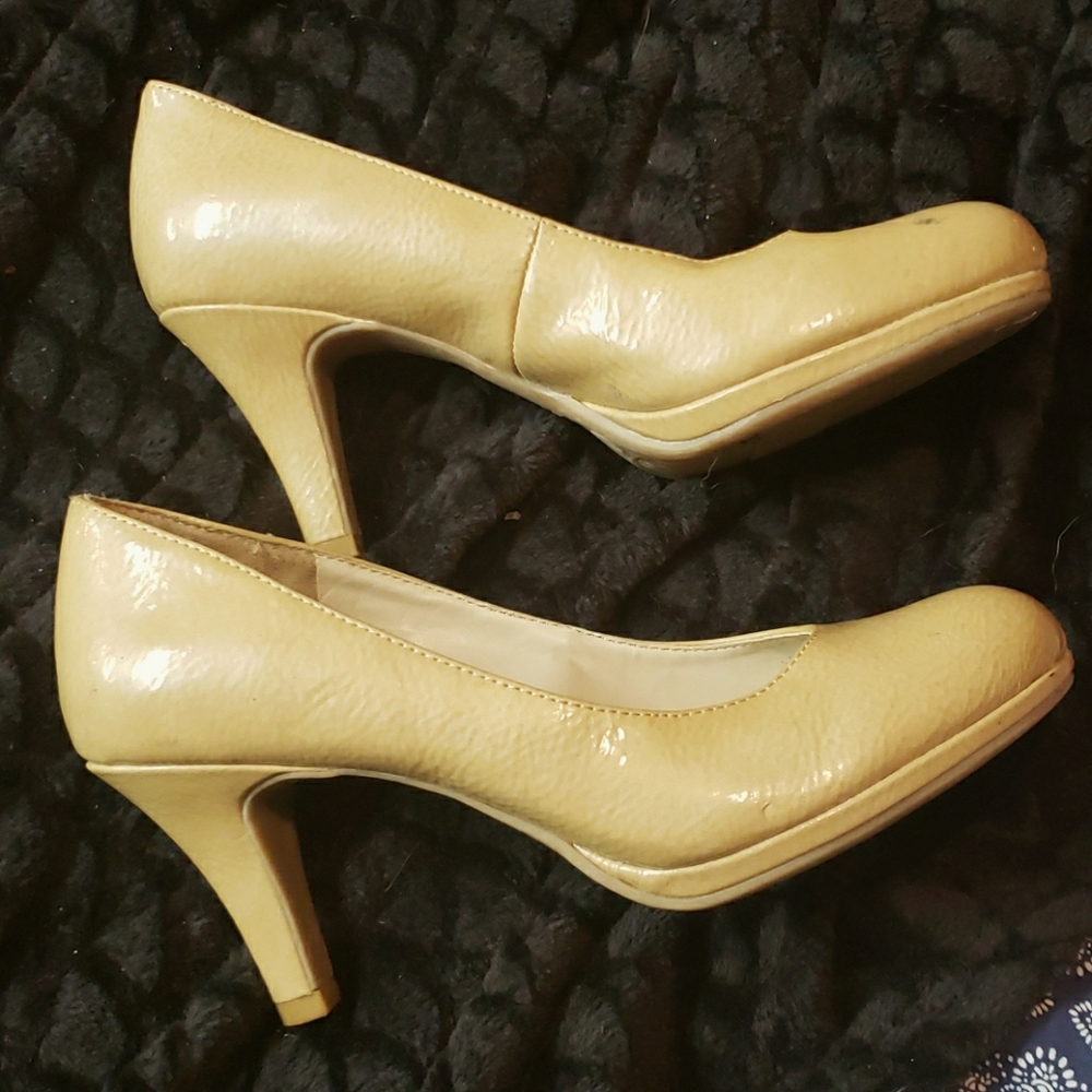 Women's tan colored pumps size 6.5